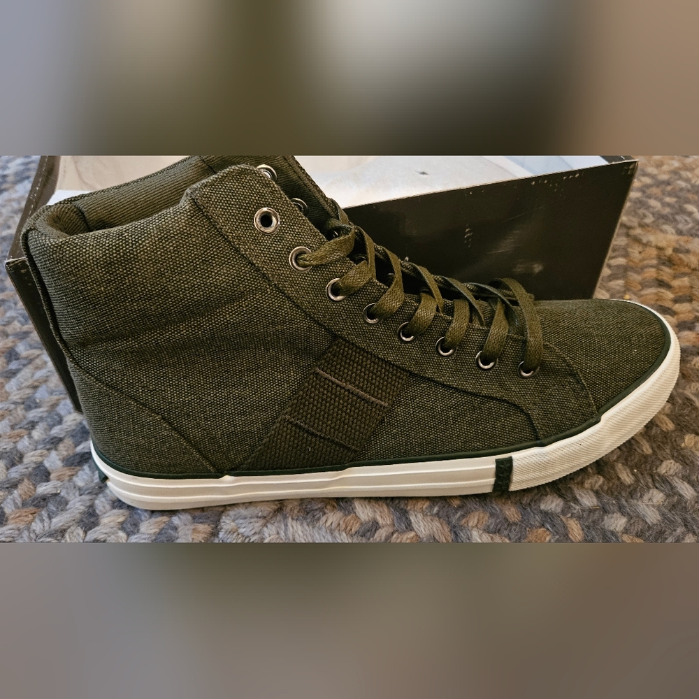 U.S. Army Green Sneakers with Durable Canvas and Classic Design